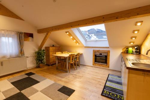 Køkken eller tekøkken på FeWo Froschkönig mit Sauna, GRATIS Skifahren dank Königscard, Bergblick, WLAN, Parkplatz