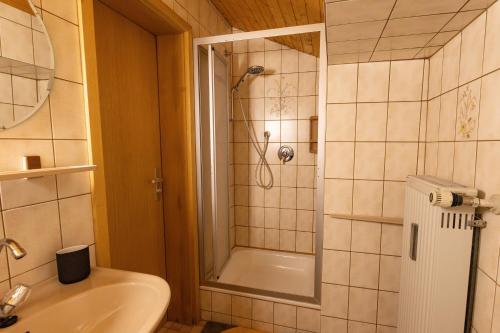 Ένα μπάνιο στο Ferienwohnung Froschkönig mit Sauna, inkl Königscard, Bergblick, WLAN, Parkplatz & Self Check-in
