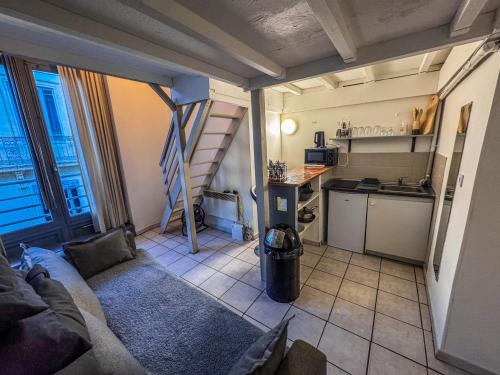 un petit appartement avec une cuisine et un salon dans l'établissement Le Studio de la Comédie, à Montpellier