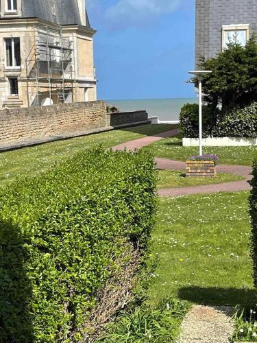 Un jardín fuera de Appartement cosy avec jardin vue et accès à 30m de la mer