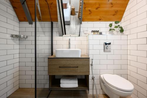 a bathroom with a sink and a toilet at כפר נופש דוגה - ריזורט קסום על שפת הכנרת in Moshav Ramot