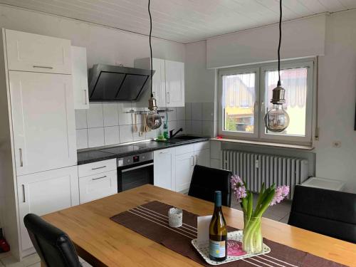 eine Küche mit einem Holztisch und einem Esszimmer in der Unterkunft Cozy Apartment - 2 BR, Spacious Kitchen, Balcony, Top Location in Hemsbach
