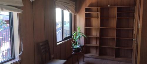 プエルトモントにあるHabitación Casa Anáhuacの本棚と鉢植えの部屋