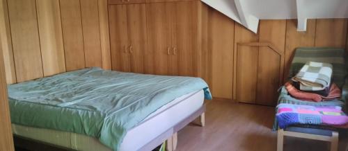 プエルトモントにあるHabitación Casa Anáhuacのベッドと椅子のある小さな寝室