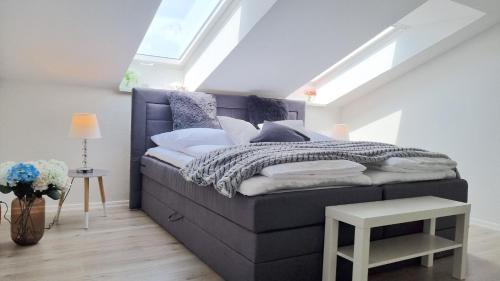 a bedroom with a large bed in a attic at CEC-Spezial, 2 Wohnungen nebeneinander, bis 12 Personen, Klimaanlage, Parkplätze in Cremlingen