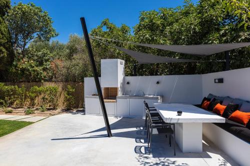 Pigiにある2 Luxury Villas w Nearby Beach!のパティオ(テーブル、椅子、パラソル付)