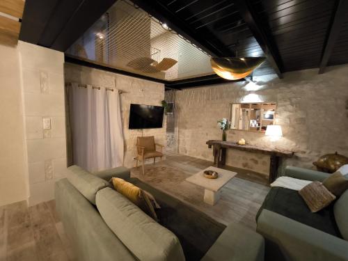 Televisyen dan/atau pusat hiburan di Gîte du Puits Chauveau Spa Vignes Chateaux 8pers