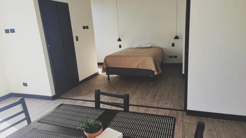 a bedroom with a bed and a table and chairs at Apartamento en edificio de lujo zona 10 Guatemala in Estación Pamplona