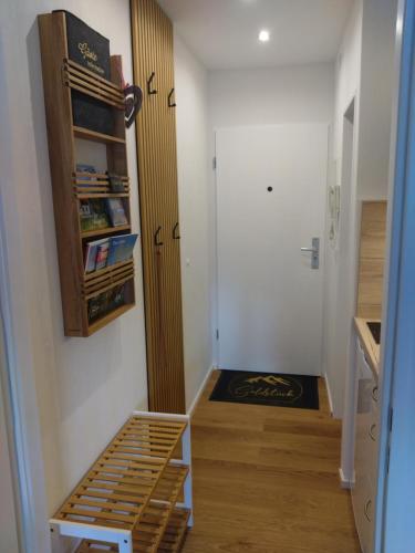 Knihovna v apartmánu
