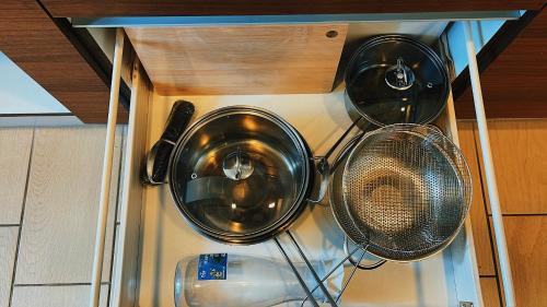 a kitchen with two pots and a strainer at Apartamento en edificio de lujo zona 10 Guatemala in Estación Pamplona