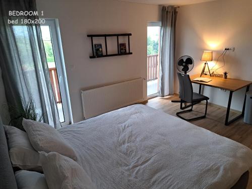 GradacにあるRELAX HOUSE Kolpa view Podzemeljのベッドルーム1室(ベッド1台、デスク、デスク付)
