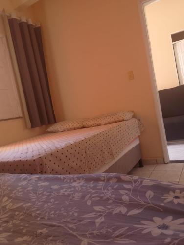 a bedroom with two beds and a window at Casa Brisa Tropical in Cayru