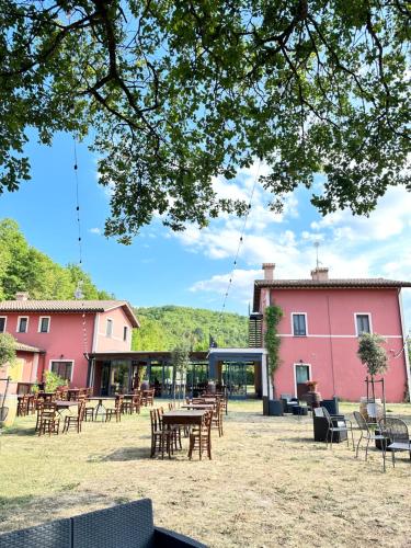 a group of tables and chairs in a yard at Agriturismo La Vita è Bella in Fabriano