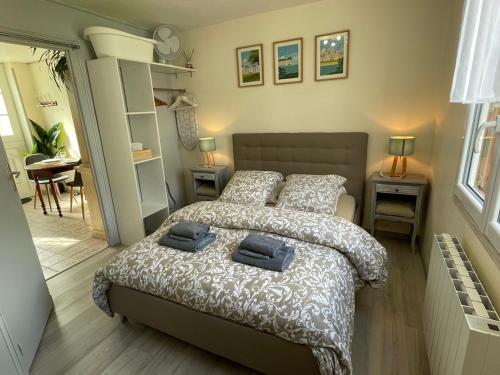 Ένα ή περισσότερα κρεβάτια σε δωμάτιο στο La Loge de Beauval maisonnette proche Zoo