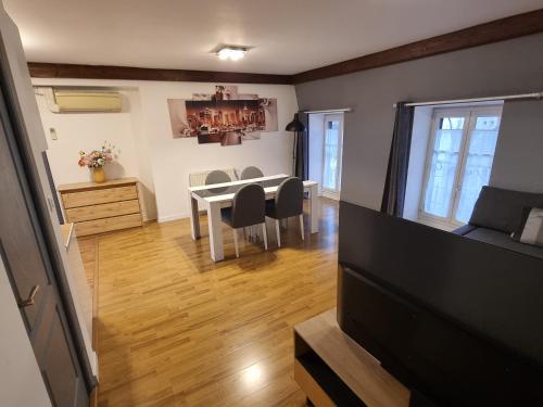 un salon avec une table et une salle à manger dans l'établissement grand appartement cœur de ville DIJON, à Dijon