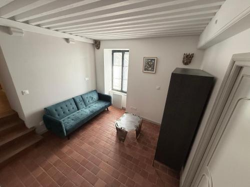 a living room with a green couch and a table at Gîte du Château de Treffort in Treffort