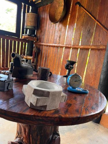 a wooden table with a clock on top of it at POUSADA JOSÉ DA ROSA in Santo Antônio do Pinhal