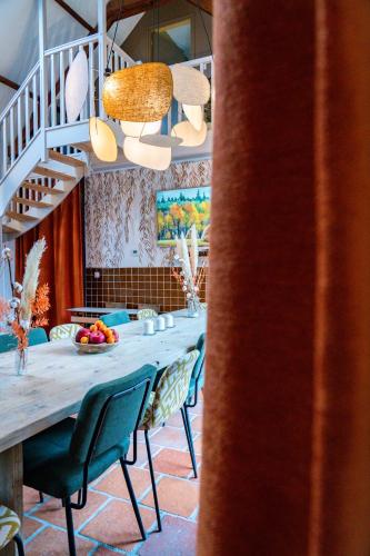 une salle à manger avec une longue table et des chaises dans l'établissement Les Charmes du Petit Pré, à Coulomby