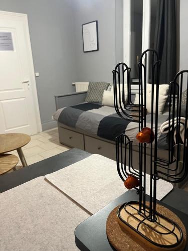 a room with a bed and a table and a room with a bed at Atelier Voyageur in Chartres