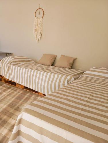 two beds sitting next to each other in a room at Quincho El Solar in Corrientes
