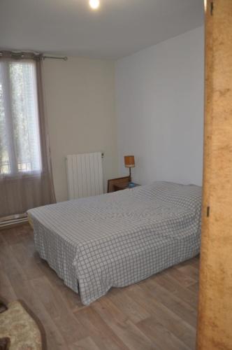 une chambre avec un lit, une table et une fenêtre dans l'établissement Maison calme avec jardin, proche des transports, à Nice