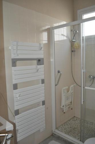 une salle de bain avec une douche avec une porte vitrée dans l'établissement Maison calme avec jardin, proche des transports, à Nice