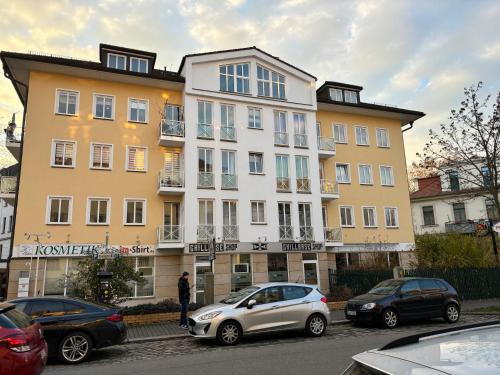 ein Gebäude mit davor geparkten Autos in der Unterkunft 2-room apartment in Dresden's Neustadt in Dresden