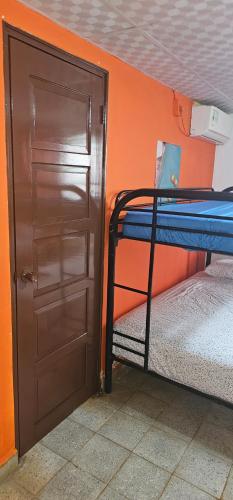 Cuartos independientes con baño privado - Casa La Dolce Vita Las Tablasにあるベッド