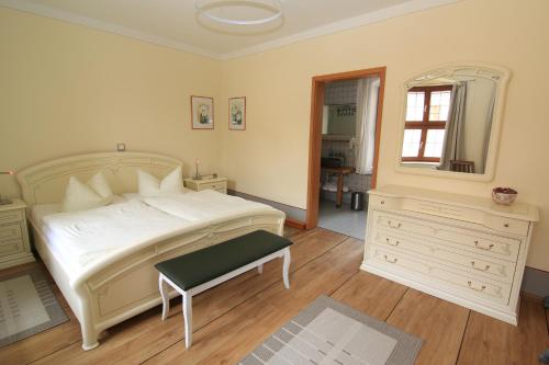 Ένα ή περισσότερα κρεβάτια σε δωμάτιο στο Hotel Zum Klötzelmönch