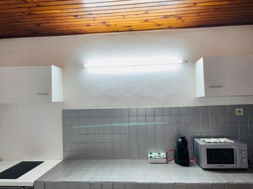 Kuchyň nebo kuchyňský kout v ubytování T2 confortable à Acajou Lamentin