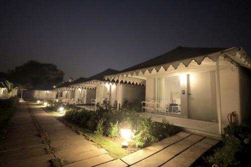 Zahrada ubytování The Fern Seaside Luxurious Tent Resort Daman