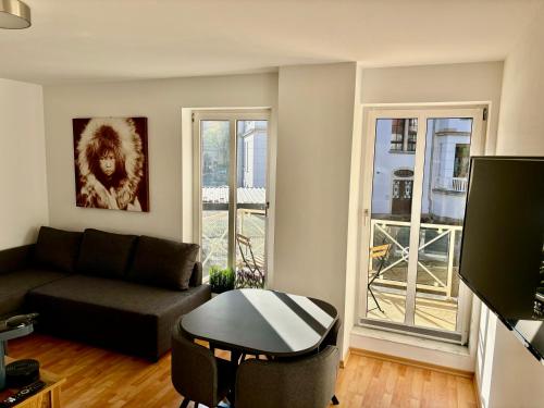 ein Wohnzimmer mit Sofa und Tisch in der Unterkunft 2-room apartment in Dresden's Neustadt in Dresden