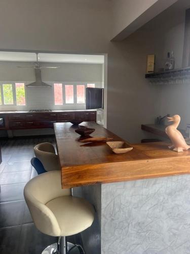 Una cocina o zona de cocina en Aux chants d'oiseaux