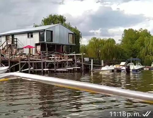 Θέα στο ποτάμι κοντά σε αυτή η παραθεριστική κατοικία