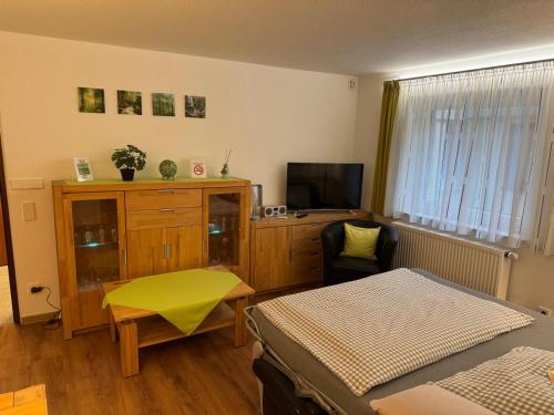 Postel nebo postele na pokoji v ubytování Ferienwohnung "SCHWARZWALD" , Pension Wauri