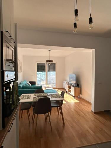 un soggiorno con un tavolo e un divano di Mina Residence a Skopje