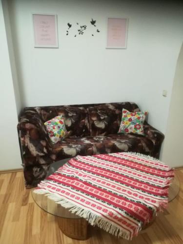 a living room with a couch and a rug at Ferienwohnung Axel - nahe Chemnitz in Limbach - Oberfrohna