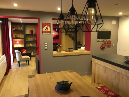 un salon avec une table et une cuisine dans l'établissement Le Valier chalet le Desman, à Ustou