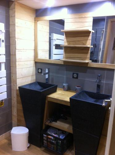 une salle de bain avec deux lavabos et un miroir dans l'établissement Le Valier chalet le Desman, à Ustou
