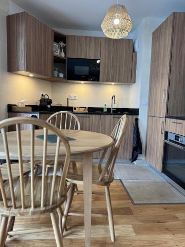 Dapur atau dapur kecil di appartement chaleureux 60m2 neuf à proximité de tout, proche centre Samoëns
