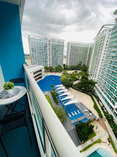Bazen u ili blizu objekta Azure Staycation PH
