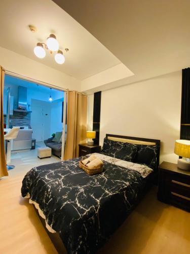 เตียงในห้องที่ Azure Staycation PH