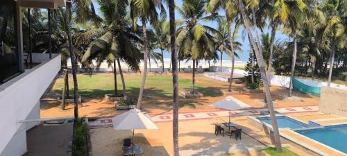 Φωτογραφία από το άλμπουμ του Swimming pool beach front resort σε Udupi