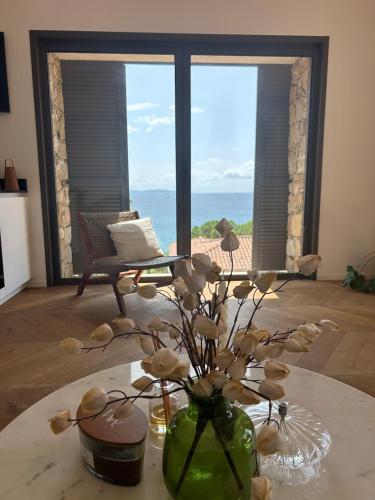 a vase with flowers on a table in a living room at Casa Raphael in Ajaccio
