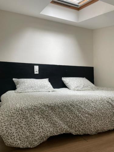 En eller flere senge i et værelse på La Jungle Room