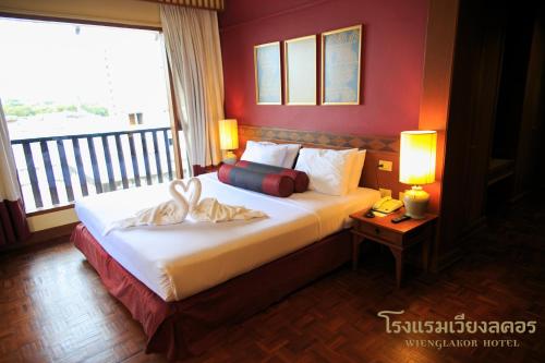 Ένα ή περισσότερα κρεβάτια σε δωμάτιο στο Wienglakor Hotel Lampang