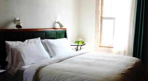 Postel nebo postele na pokoji v ubytování Auberge Nord Côtier