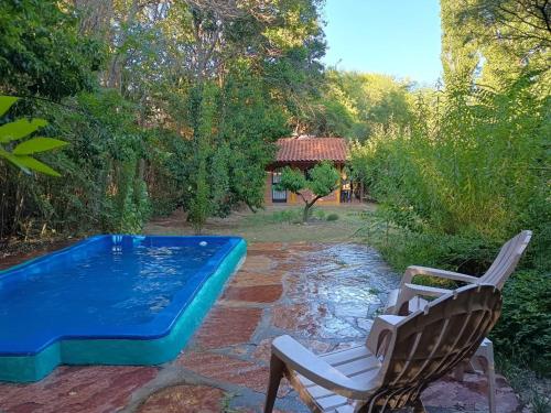 a swimming pool with a chair and a chair at Monteverde in La Paz