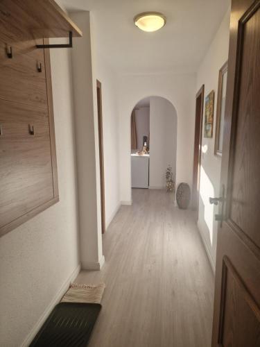 an empty room with a hallway with white walls at Appartementhaus Hüttenberger in Erpfendorf