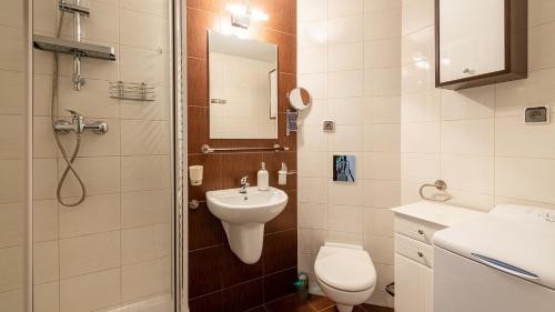 Kúpeľňa v ubytovaní ARKA Medical SPA 708 z widokiem na morze